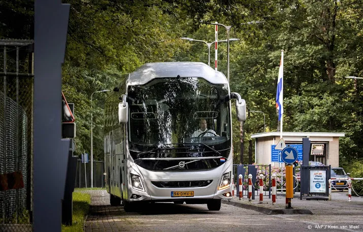 eerste evacues uit afghanistan aangekomen in zeist