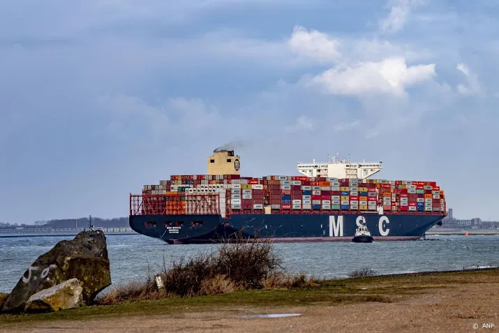 eerste fileschip uit suezkanaal vaart haven rotterdam binnen