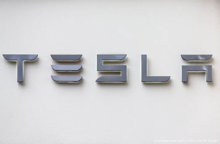 eerste jaarwinst ooit voor automaker tesla