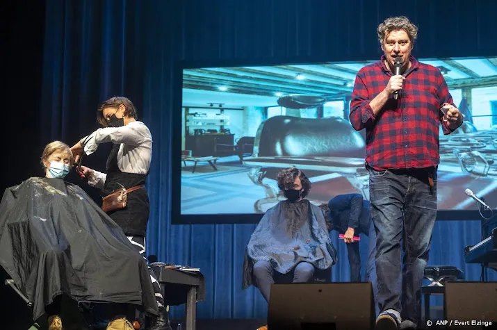 eerste klanten geknipt in bijpunttheater de kleine komedie