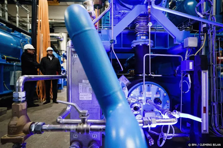 eerste krimp nederlandse industrie in ruim anderhalf jaar