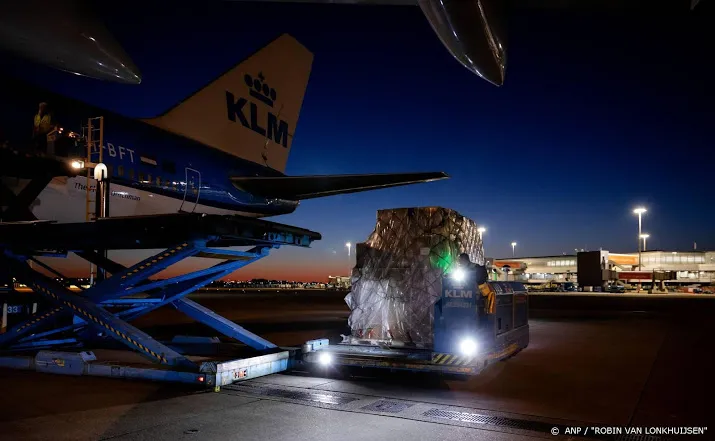 eerste mondkapjes via de luchtbrug met china aangekomen