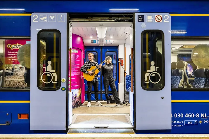 eerste nachttrein van arriva aangekomen op schiphol