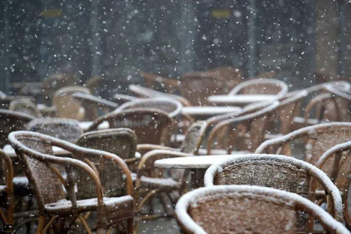 eerste natte sneeuwvlokken gevallen