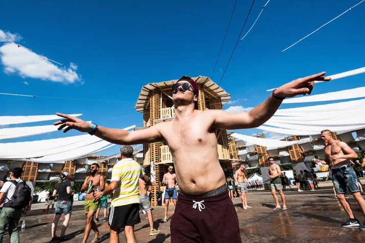 eerste nederlandse sziget gangers op weg