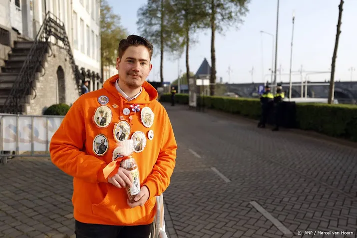 eerste oranjefans veroveren goed plekje in maastricht