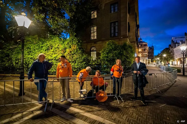 eerste oranjefans verzamelen zich bij paleis