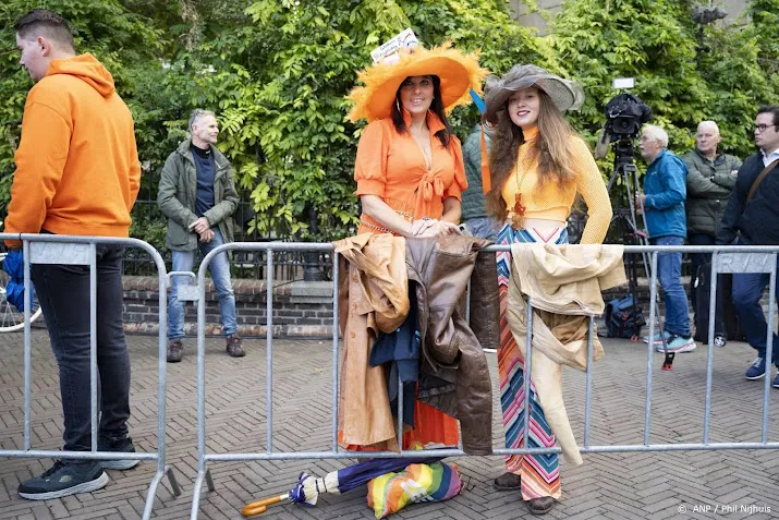 eerste oranjefans verzamelen zich bij schouwburg voor prinsjesdag