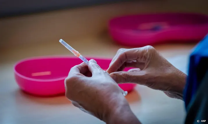 eerste ouderen krijgen najaarsvaccinatie tegen coronavirus
