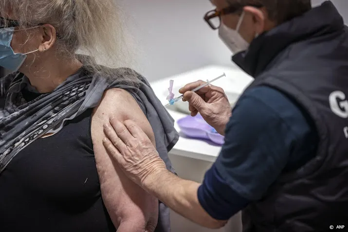 eerste paar honderd prikken gezet van coronavaccin novavax