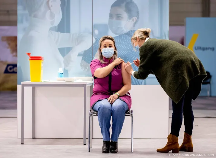 eerste prik met coronavaccin in nederland gezet