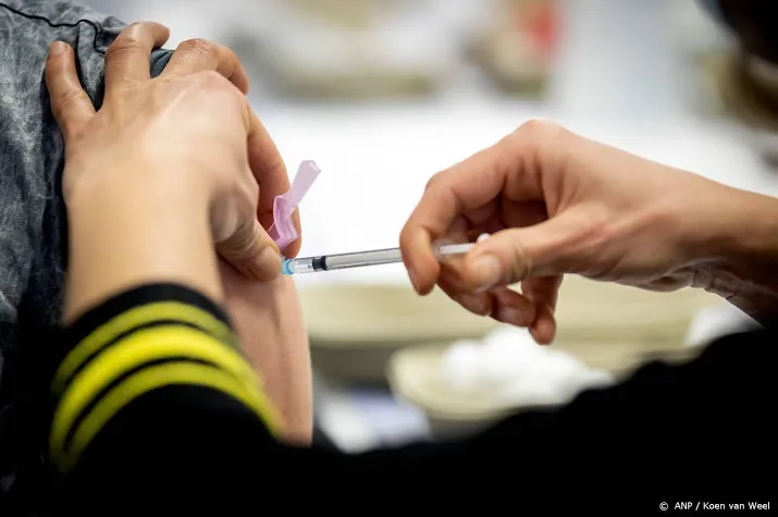 eerste prik verpleeghuismedewerkers amsterdam den haag en assen
