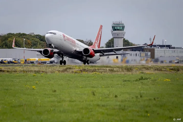 eerste reizigers corendon op weg van rhodos naar nederland
