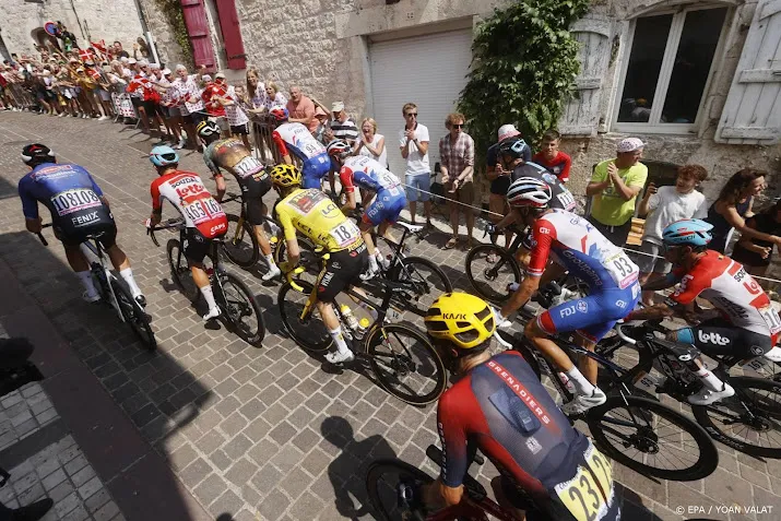 eerste renner vertrokken voor tijdrit in tour de france