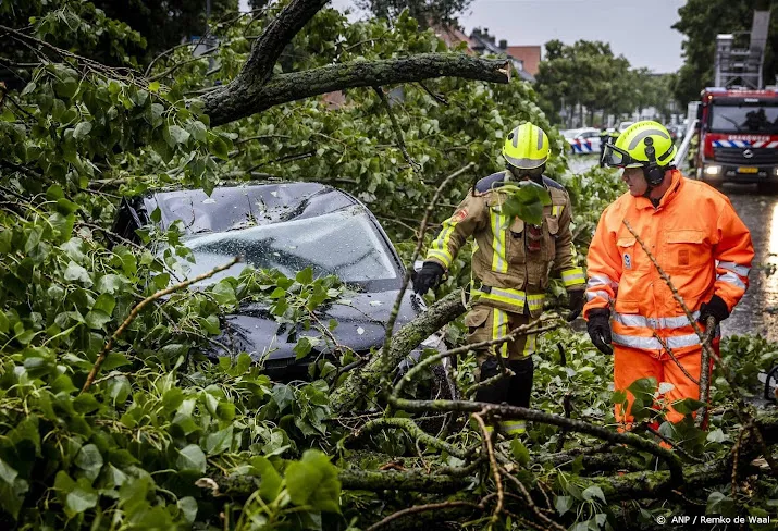eerste schademeldingen door storm poly