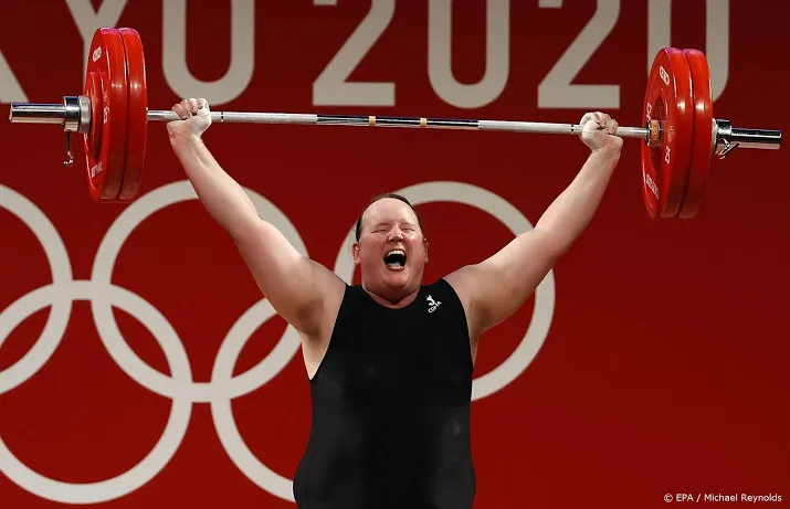 eerste transgender op olympische spelen beeindigt loopbaan