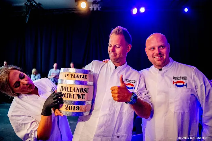 eerste vaatje nieuwe haring gaat naar zorgverleners geen veiling