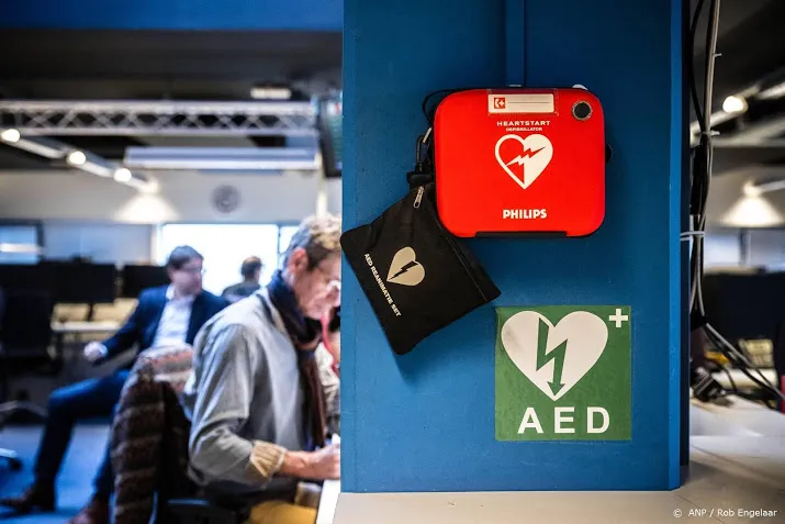 eerste van 64 extra aeds langs kustlijn