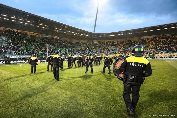 eerste verdachten van supportersrellen ado voor de rechter
