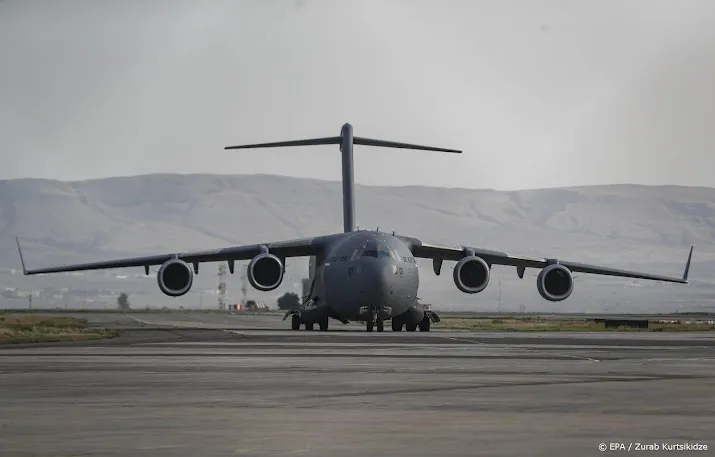 eerste vliegtuig met evacues uit afghanistan landt woensdagavond