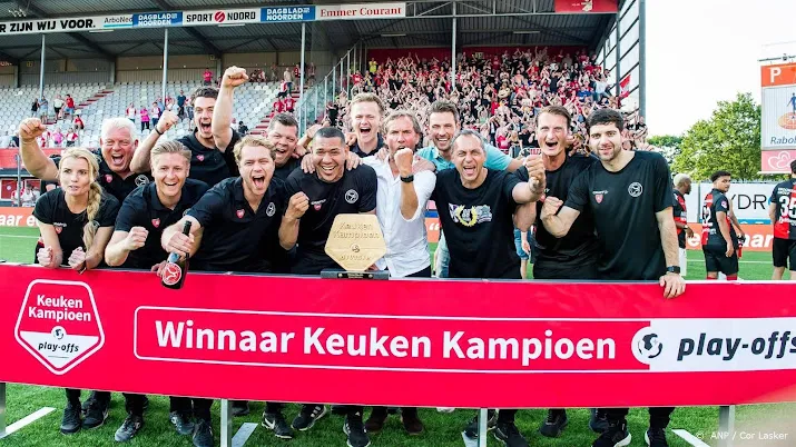 eerste voetbalfans verzamelen zich voor huldiging almere city
