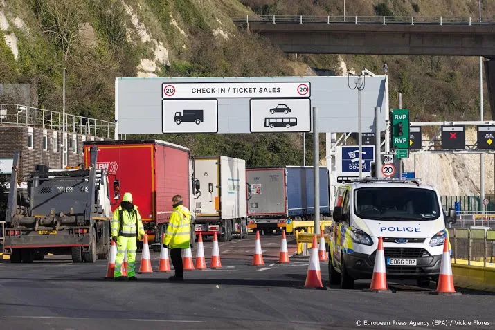 eerste vrachtwagens probleemloos door eurotunnel