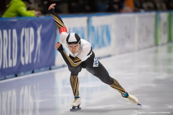 eerste wereldbekerzege schaatser murakami