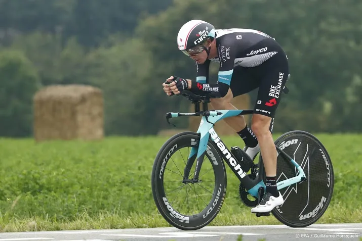 eerste wielrenner in tijdrit tour de france vertrokken