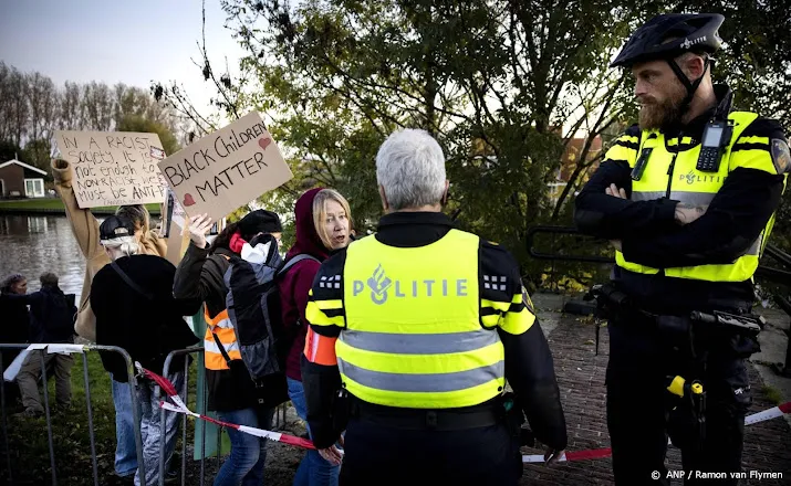 eieren en scheldpartij bij demonstratie tegen zwarte piet westzaan