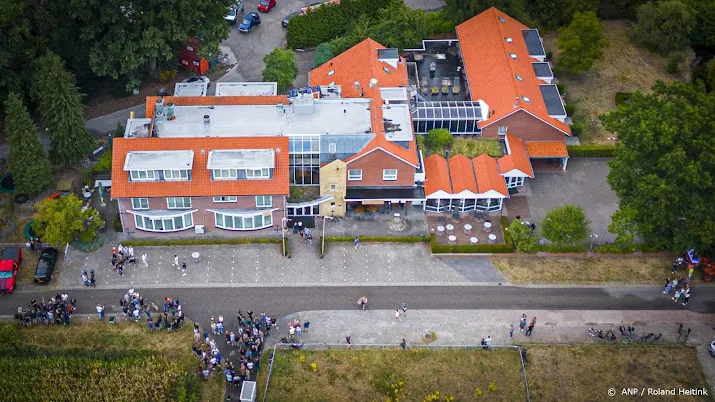 eigenaar asielhotel ziet af van verkoop coa stapt naar rechter