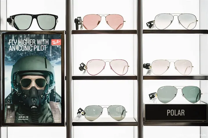 eigenaar brillenmaker ray ban aangeklaagd voor opblazen prijzen