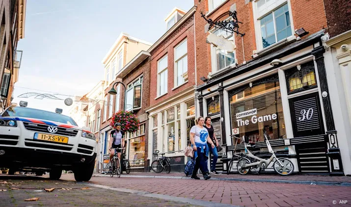 eigenaar verkoopt beschoten coffeeshops delft