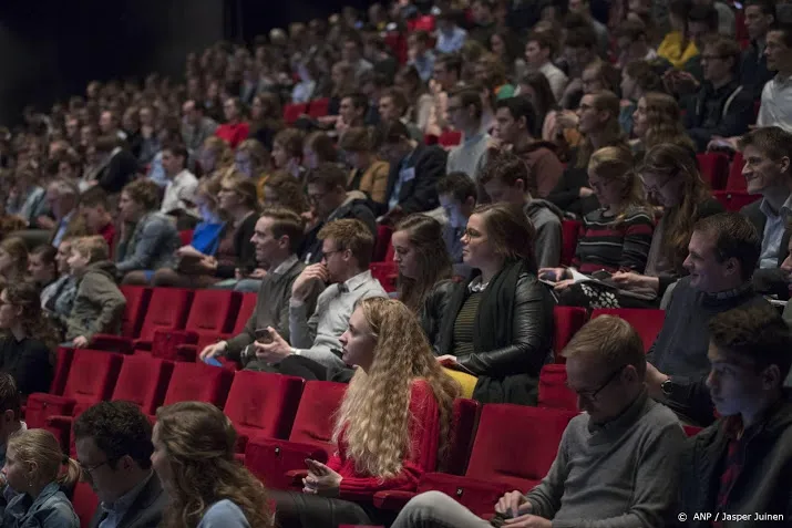 eindelijk een volle zaal honderden bezoekers naar proefevenement