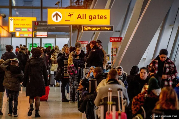eindhoven airport blijft open maar schaalt sterk af