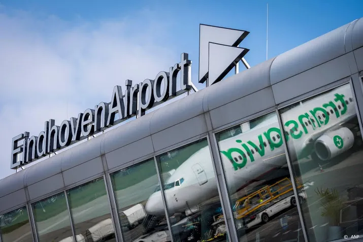 eindhoven airport waarschuwt voor vertraging