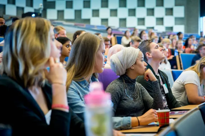 eis stop verengelsing academisch onderwijs