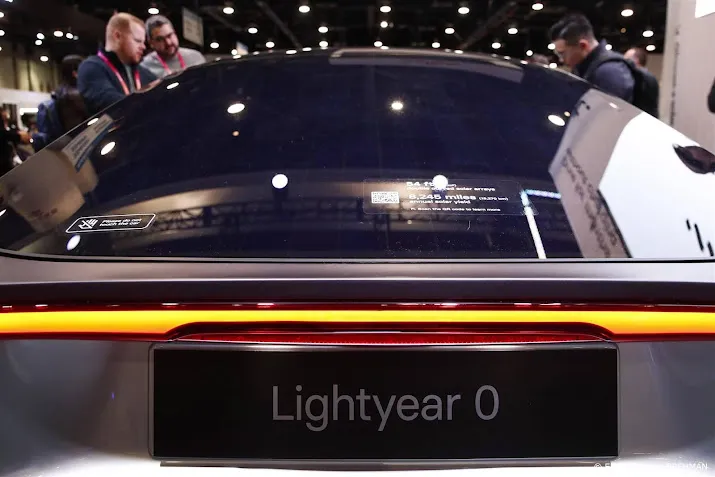 elektrische autofabrikant lightyear maakt doorstart