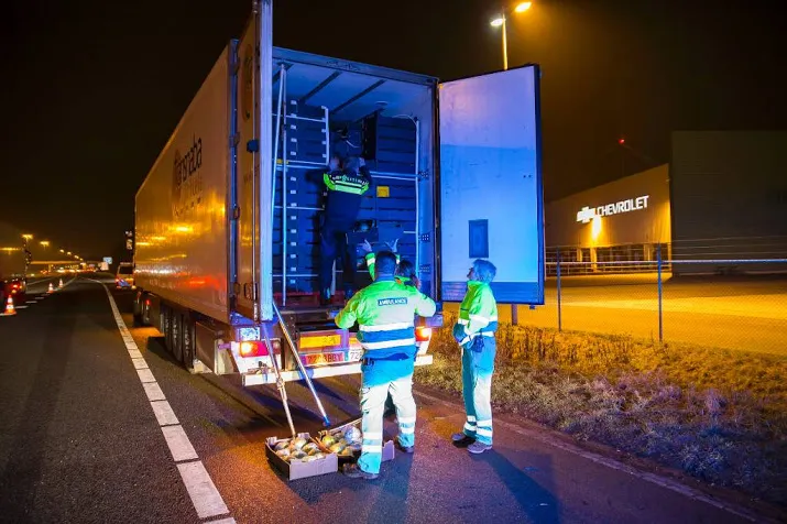 elf mensen gevonden in laadruim vrachtwagen