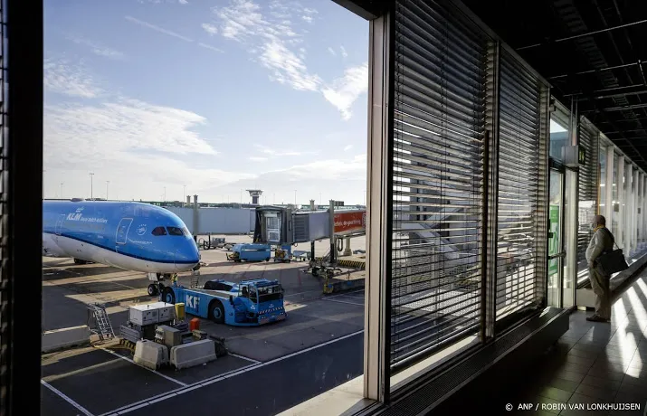 elf verdachten aangehouden voor miljoenendiefstallen op schiphol