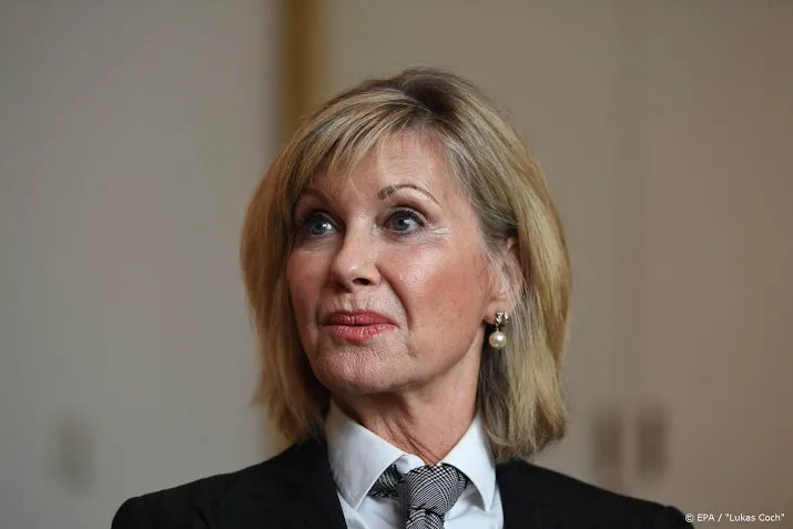 elizabeth benoemt olivia newton john tot dame