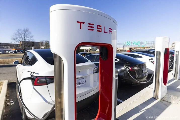 elon musk doekt vrijwel gehele supercharger laadpalendivisie op