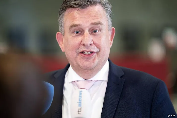emile roemer neemt rapport limburgse bestuurscultuur in ontvangst