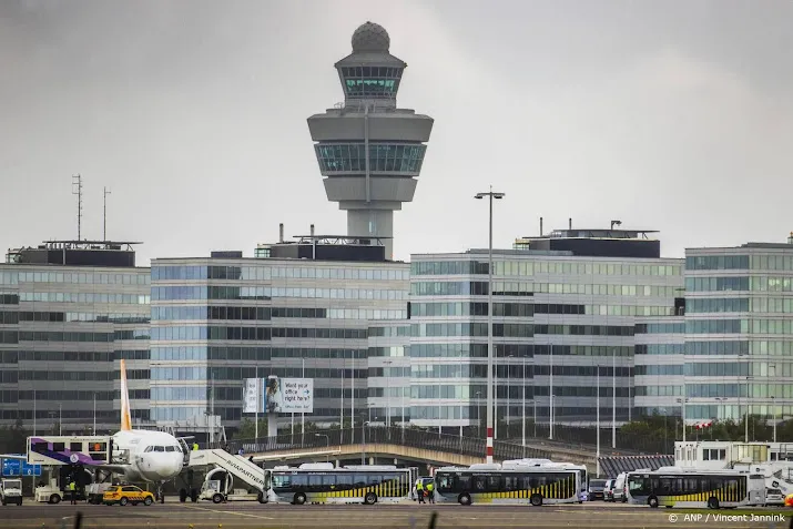emirates vliegt weer met superjumbo a380 naar schiphol