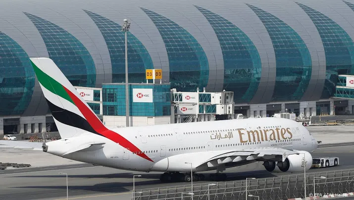 emirates vraagt personeel vrij te nemen door afname vliegverkeer