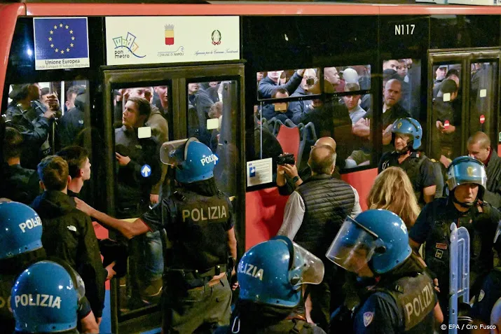 enkele aangevallen fans van ajax behandeld in ziekenhuis napels