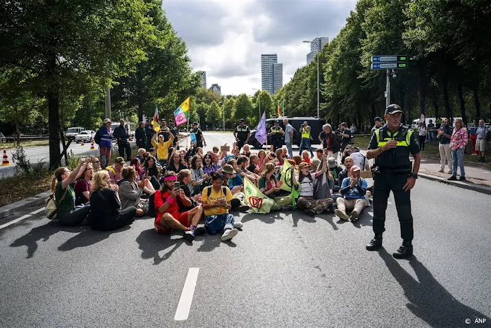 enkele honderden klimaatactivisten blokkeren a12 in den haag