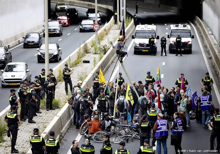 enkele tientallen demonstranten xr blokkeren begin a12 den haag