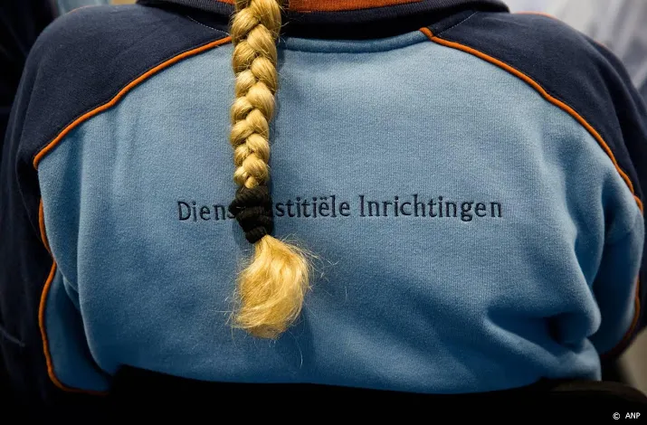 enquete gevangenispersoneel voelt werkdruk fors oplopen