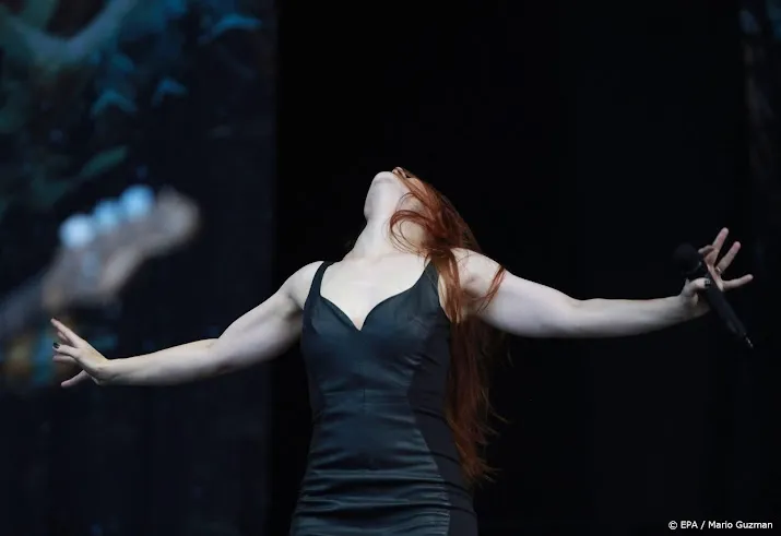 epica halsoverkop in voorprogramma metallica in parijs en hamburg