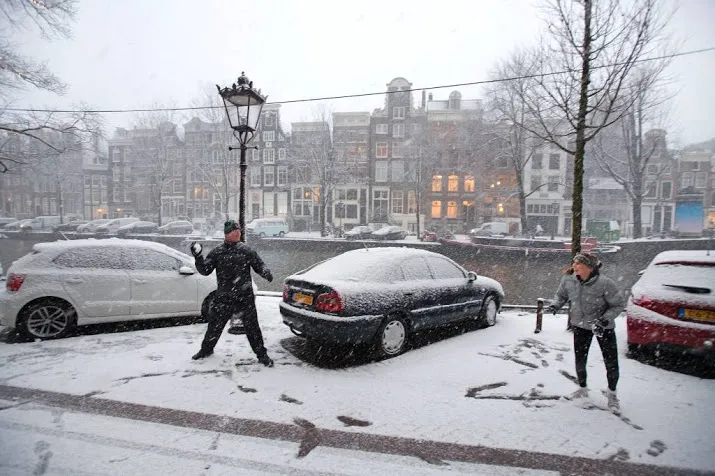 er viel tot wel 44 centimeter sneeuw
